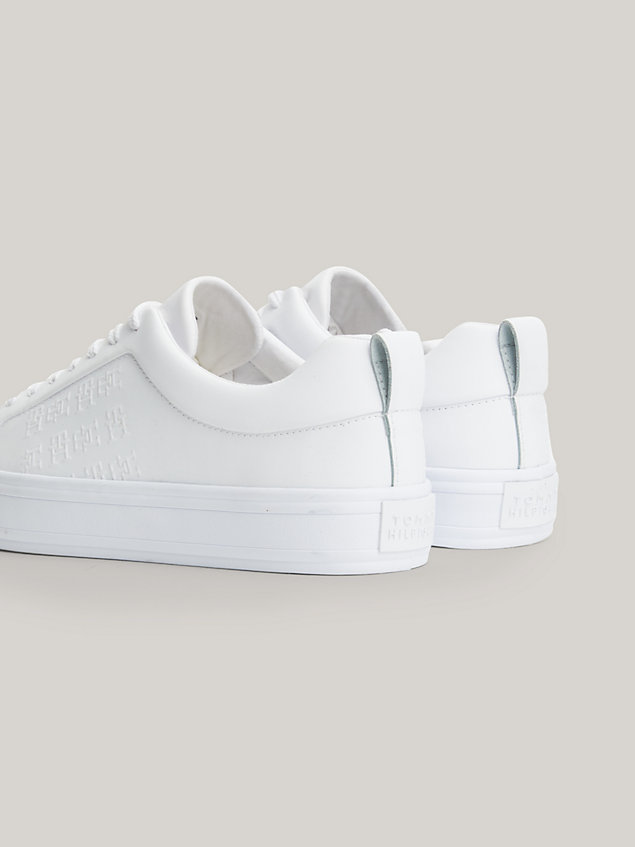 white sneaker met monogram in reliëf voor dames - tommy hilfiger