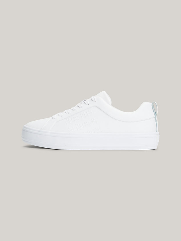 white sneaker met monogram in reliëf voor dames - tommy hilfiger