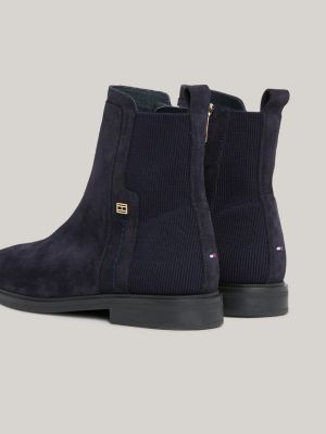 Violet ist ein stylischer Damen-Chelsea-Stiefel mit einem farbenfrohen  Touch. Mit blauen oder roten elastischen Zwickeln und einem Futter mit  Paisley-Muster ist Violet in verschiedenen Optionen erhältlich, darunter  Kalbs- und Wildleder.