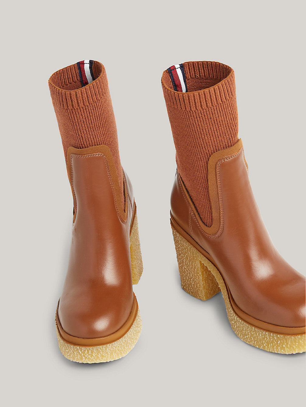 brown leder-sock-boot mit absatz und krepp-sohle für damen - tommy hilfiger