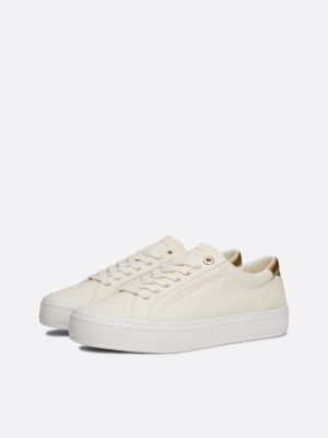 beige canvas-sneaker mit metallic-ferse für damen - tommy hilfiger