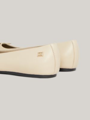 beige essential ballerina aus leder mit flag-emblem für damen - tommy hilfiger