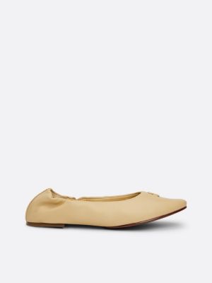 beige ballerina aus leder mit th-monogramm-emblem für damen - tommy hilfiger