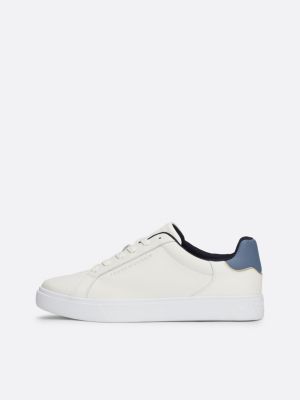 biały skórzane buty sportowe z metalicznym logo dla kobiety - tommy hilfiger