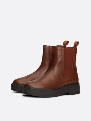 braun chelsea-boot aus leder mit logo-tape für damen - tommy hilfiger