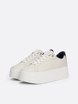 sneakers in pelle con plateau e monogramma th beige da donne tommy hilfiger