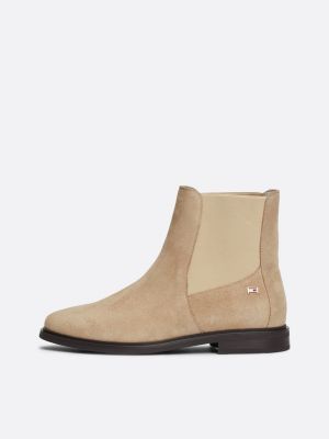 beige suède chelsea boot met geëmailleerde vlag voor dames - tommy hilfiger