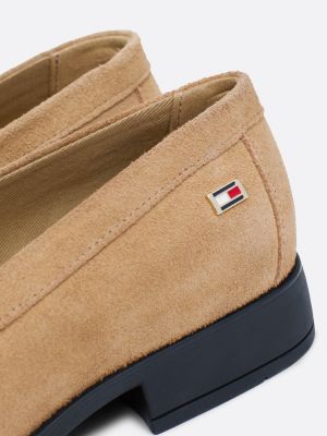 mocasines de ante con logo esmaltado caqui de mujeres tommy hilfiger