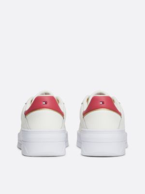 chaussures de basket à drapeau en émail beige pour femmes tommy hilfiger