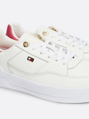 chaussures de basket à drapeau en émail beige pour femmes tommy hilfiger