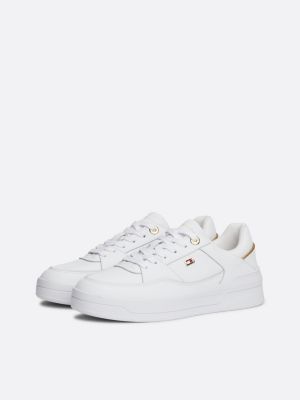 weiß basketball-sneaker mit flag aus emaille für damen - tommy hilfiger