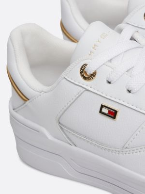 weiß basketball-sneaker mit flag aus emaille für damen - tommy hilfiger