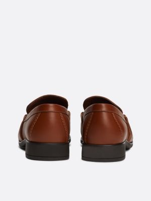 braun leder-loafer mit ketten-detail für damen - tommy hilfiger