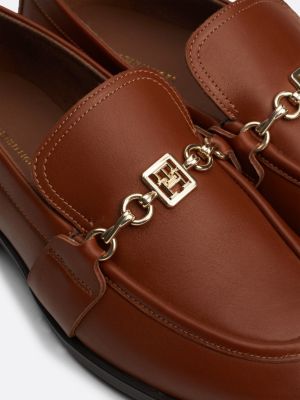 braun leder-loafer mit ketten-detail für damen - tommy hilfiger