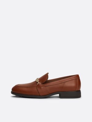 braun leder-loafer mit ketten-detail für damen - tommy hilfiger