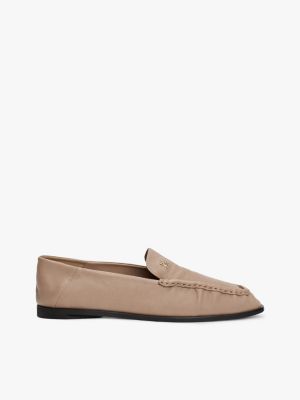 beige loafer aus leder mit th-monogramm-emblem für damen - tommy hilfiger