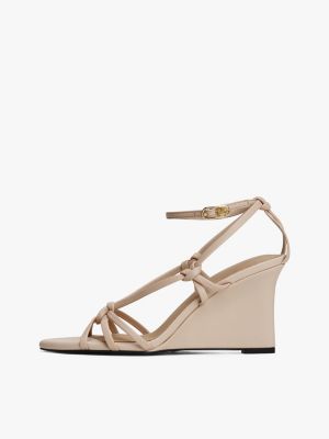 beige leren sandaal met sleehak en geknoopt detail voor dames - tommy hilfiger