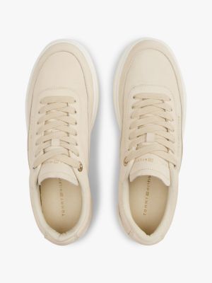 beige court-sneaker aus leder mit metallic-logo für damen - tommy hilfiger