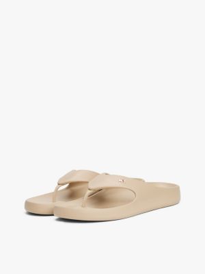 beige teenslipper met geëmailleerde vlag voor dames - tommy hilfiger