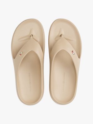 beige teenslipper met geëmailleerde vlag voor dames - tommy hilfiger