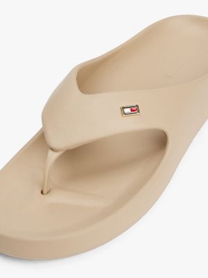 beige teenslipper met geëmailleerde vlag voor dames - tommy hilfiger