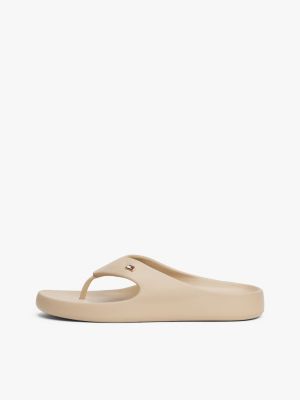 beige teenslipper met geëmailleerde vlag voor dames - tommy hilfiger