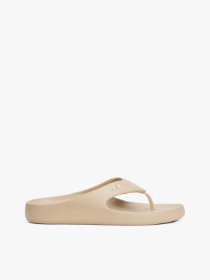 beige teenslipper met geëmailleerde vlag voor dames - tommy hilfiger