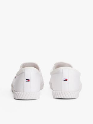 wit canvas sneaker met geborduurde vlag voor dames - tommy hilfiger