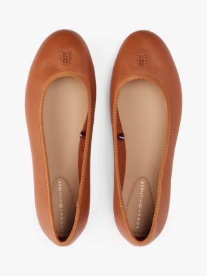 bruin leren ballerina met th-monogram voor dames - tommy hilfiger