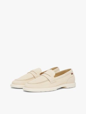 beige leder-loafer mit flag aus emaille für damen - tommy hilfiger