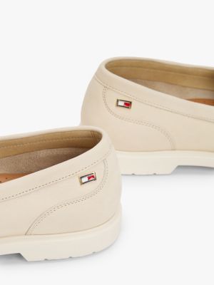 beige leren loafer met geëmailleerde vlag voor dames - tommy hilfiger