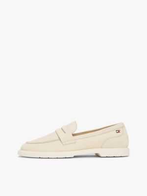 beige leder-loafer mit flag aus emaille für damen - tommy hilfiger