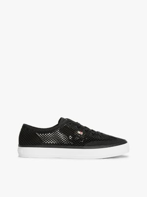 black sneaker aus offenem mesh mit emaille-flag für damen - tommy hilfiger
