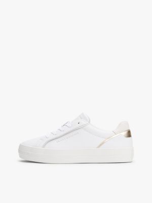 weiß metallic-ledersneaker mit logo-prägung für damen - tommy hilfiger