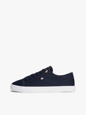 blau canvas-sneaker mit flag aus emaille für damen - tommy hilfiger
