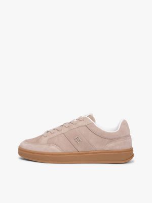 beige suède court sneaker met th-monogram voor dames - tommy hilfiger