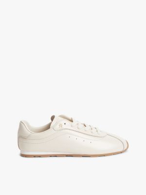 beige leren sneaker met metalen th-monogram voor dames - tommy hilfiger