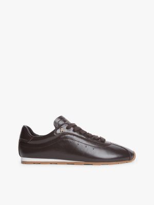 brown leren sneaker met metalen th-monogram voor dames - tommy hilfiger