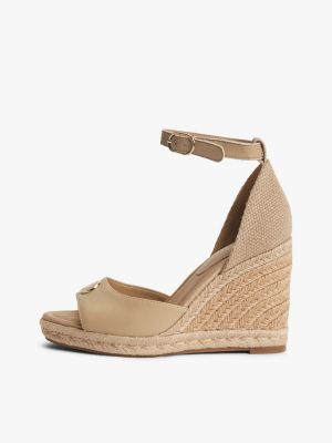 beige leder-espadrille mit keilabsatz und logo-emblem für damen - tommy hilfiger