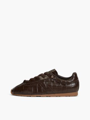bruin lage sneaker van leer met krokostructuur en profielzool voor dames - tommy hilfiger