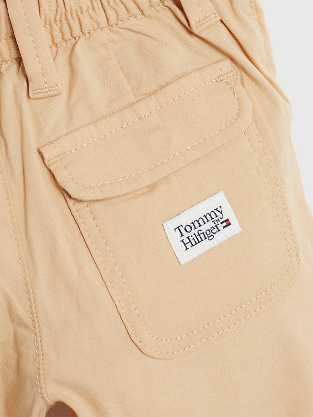 beige essential comfort fit broek voor jongens - tommy hilfiger
