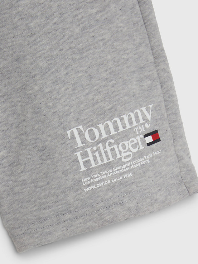 grey terry joggingshort met logo voor jongens - tommy hilfiger