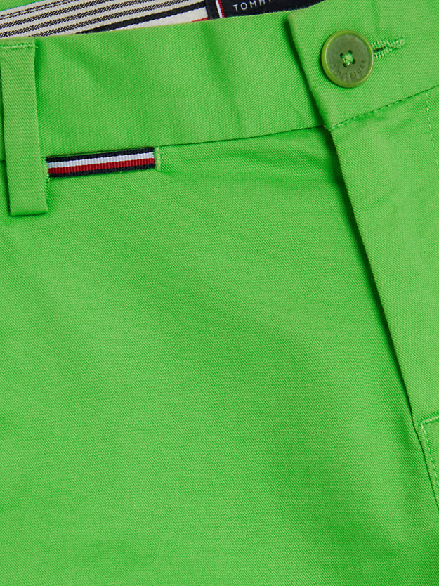 grün 1985 collection chino-shorts mit logo-tape für jungen - tommy hilfiger