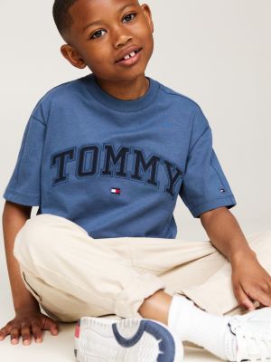 camiseta con logo universitario bordado azul de niños tommy hilfiger