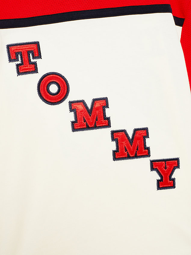 red t-shirt met v-hals en varsity-logo op de rug voor boys - tommy hilfiger