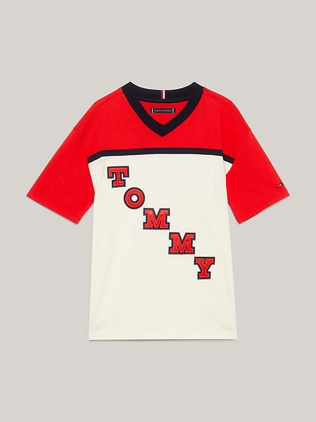 red t-shirt met v-hals en varsity-logo op de rug voor boys - tommy hilfiger