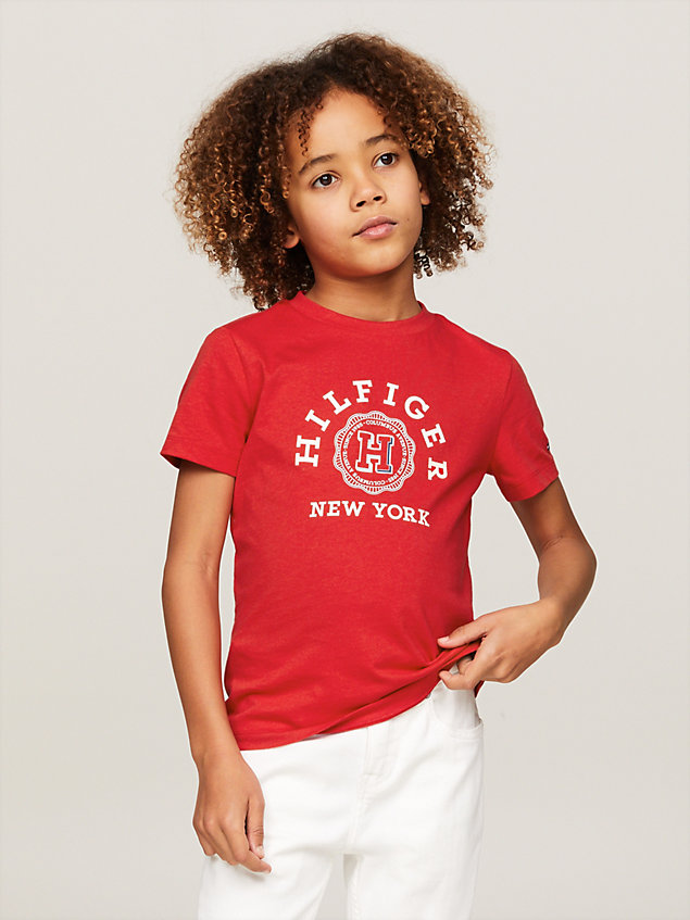 red archive t-shirt met embleem en monotype voor jongens - tommy hilfiger