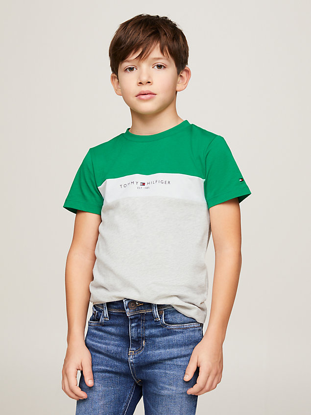 green essential colour-blocked t-shirt met logo voor jongens - tommy hilfiger