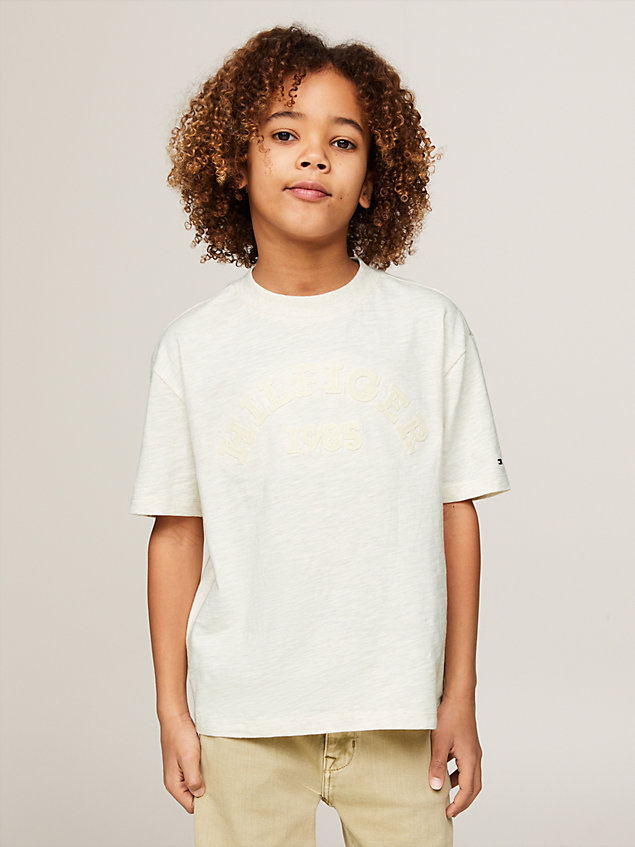 camiseta con logo 1985 y monotipo brown de niños tommy hilfiger