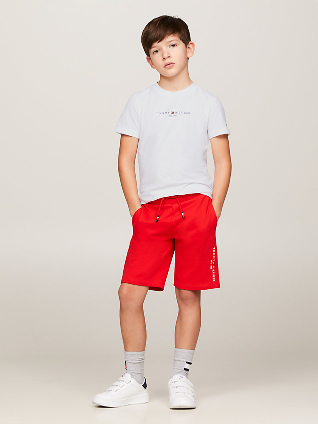 red essential set van t-shirt en short met logo voor jongens - tommy hilfiger